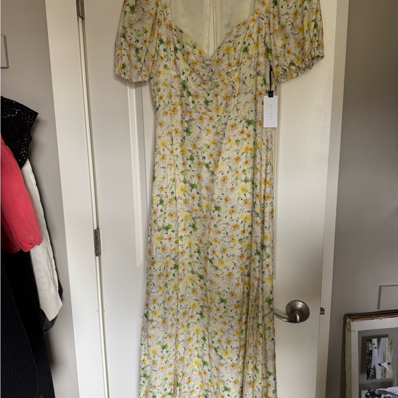 NEW ASTR The Label $130 Sweetheart
Puff Sleeve Floral Midi Dress - Picture 5 of 7